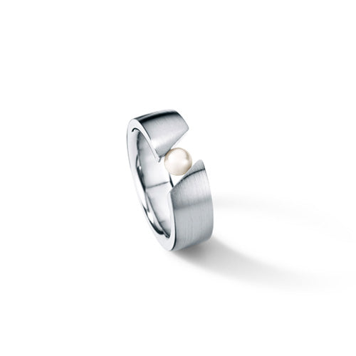 Ring aus Edelstahl mit weißer Akoyaperle 4,5mm