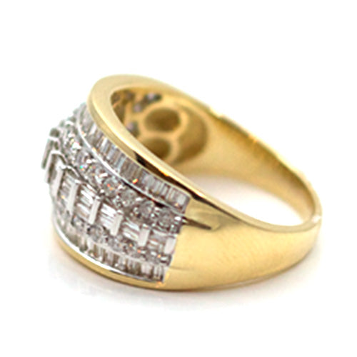 Goldring mit Diamanten