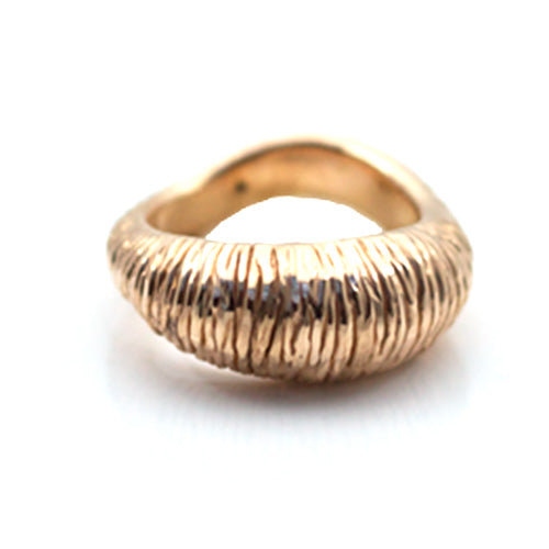 Schlichter Goldring mit tigerartiger Prägung