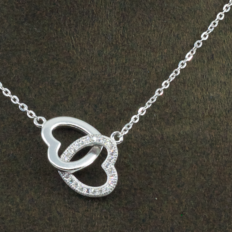 Silberarmband mit Herzen und Zirkonia-Steinchen