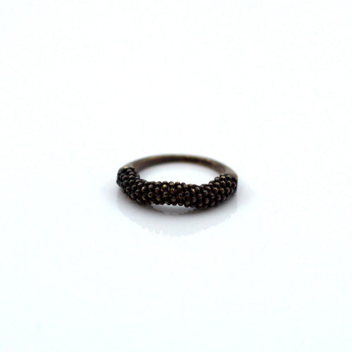 Goldring in schwarz