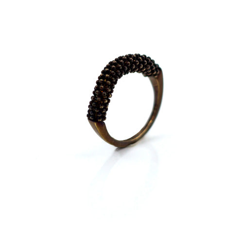 Goldring in schwarz