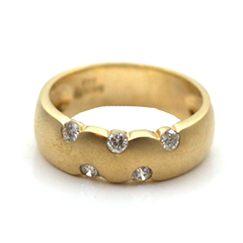 Goldring mit versetzten Brillanten | mattiert
